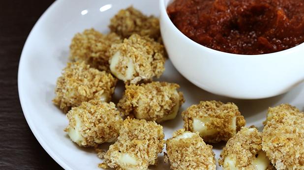 Baked Mozzarella Cheese Bites with Easy Marinara Sauce